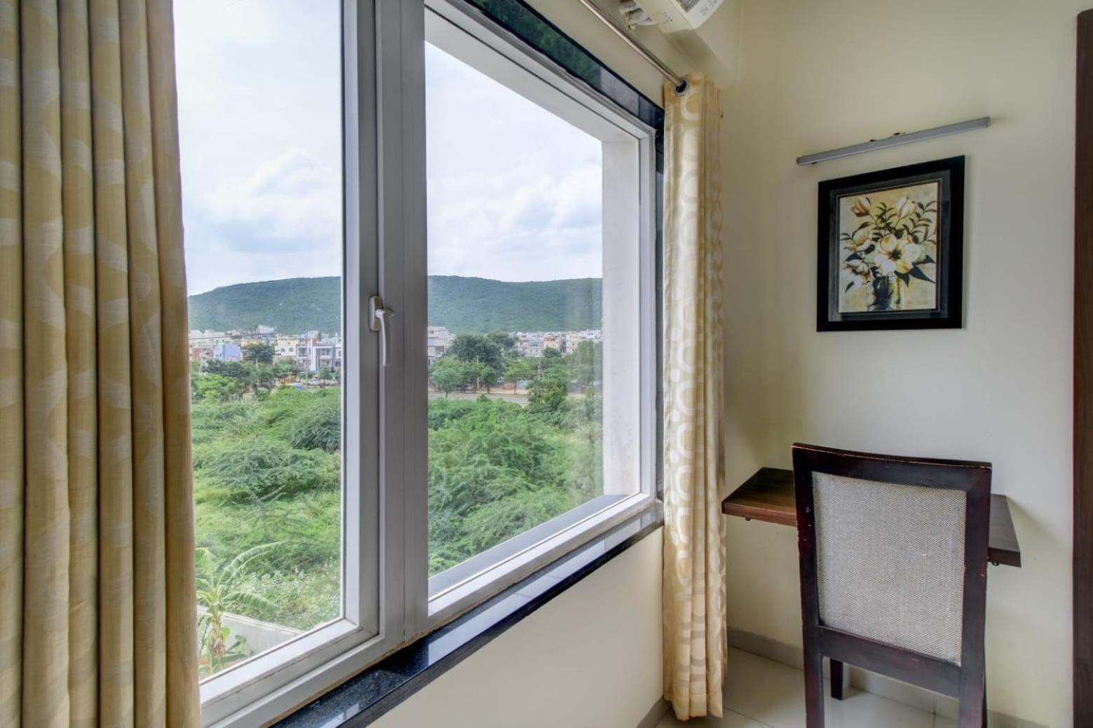 Hotel Lorven Визакхапатнам Екстериор снимка